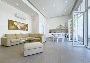Basic Apartment | Living area