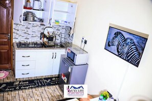 Classic Studio, City View | Private kitchen | Fridge, microwave, cookware/dishes/utensils - Lux Suites Luxylife Studios Kenol (Kabati)