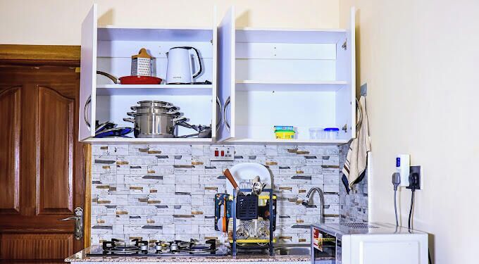 Estudio clásico, vistas a la ciudad | Cocina privada | Frigorífico, microondas y utensilios de cocina