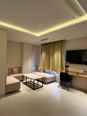 Habitación de lujo, vistas a la ciudad | Escritorio y wifi gratis