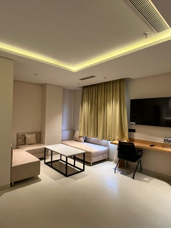 Quarto superluxo, vista para a cidade | Escrivaninha, Wi-Fi de cortesia