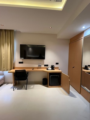 Quarto superluxo, vista para a cidade | Escrivaninha, Wi-Fi de cortesia