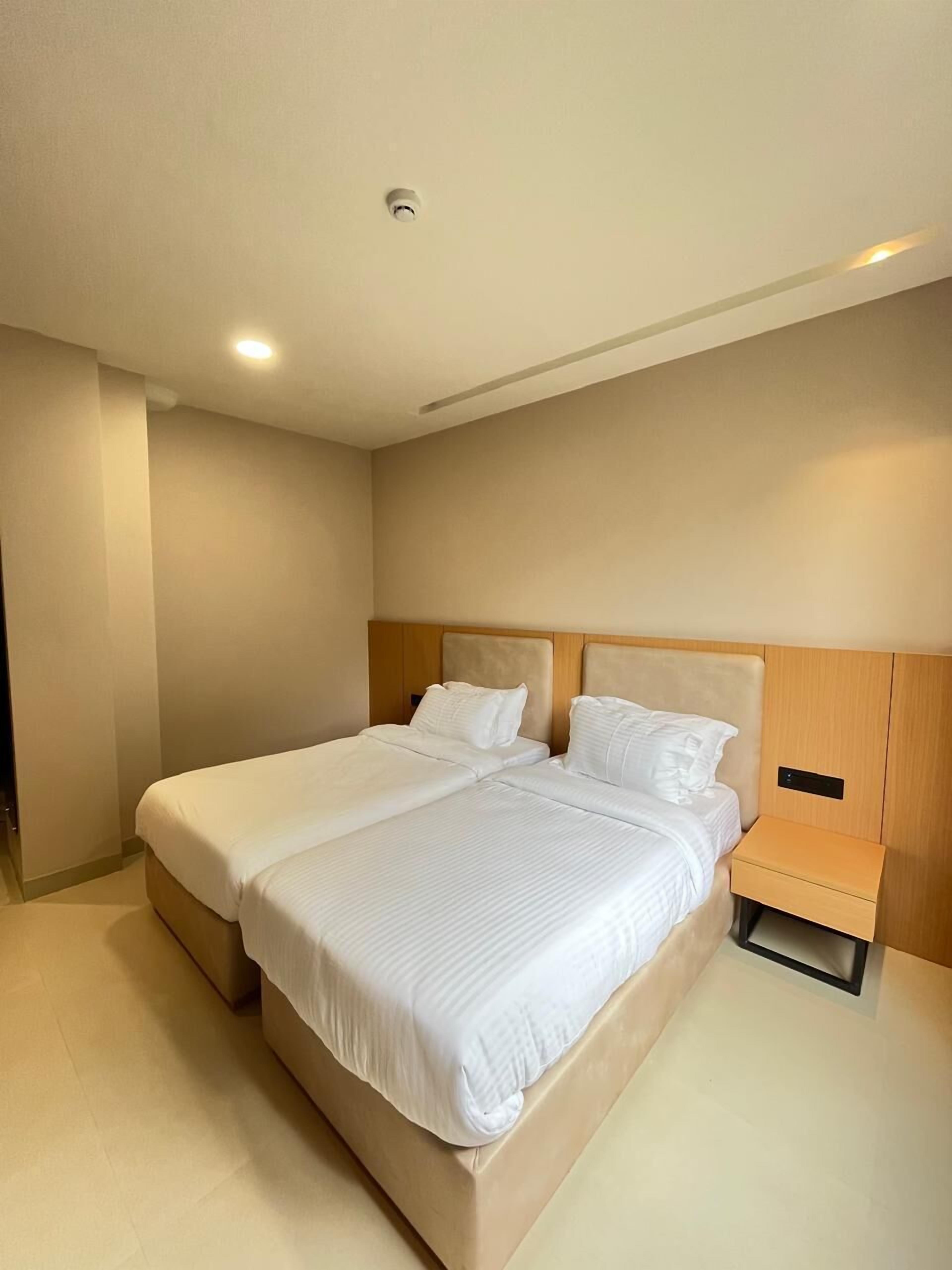 Escritorio, espacio para trabajar con laptop y wifi gratis 