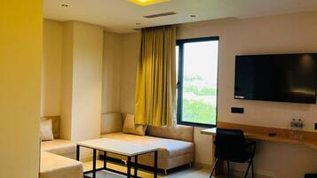 Quarto superluxo, vista para a cidade | Escrivaninha, Wi-Fi de cortesia