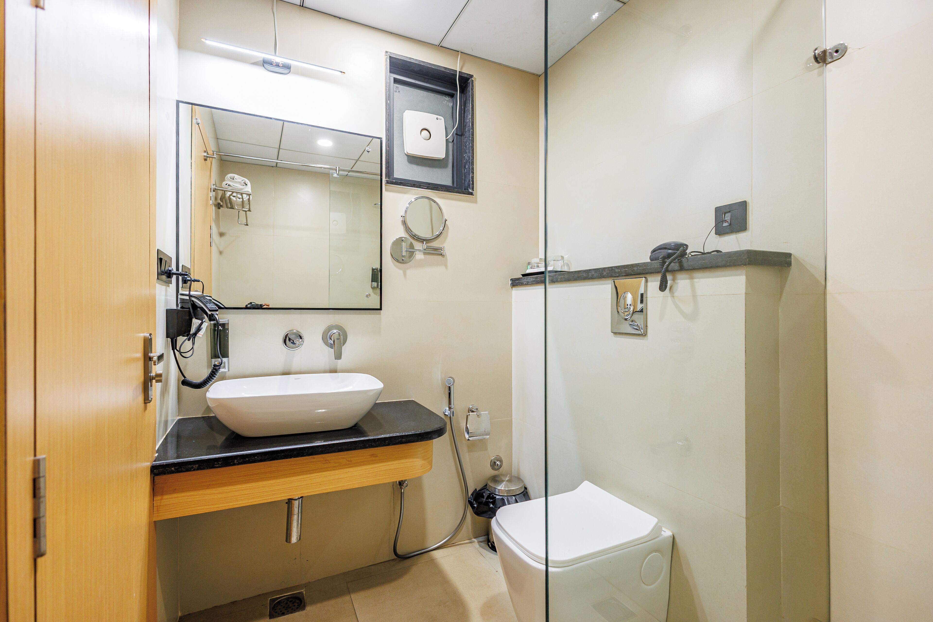 Une salle de bain moderne avec un lavabo, un miroir et une douche.