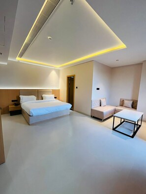 Luksusrom, byutsikt | Skrivebord og wi-fi (inkludert)