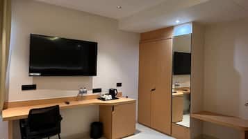 Quarto superluxo, vista para a cidade | Escrivaninha, Wi-Fi de cortesia