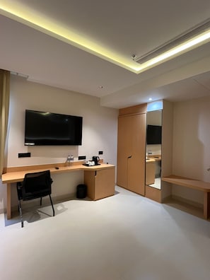 Quarto superluxo, vista para a cidade | Escrivaninha, Wi-Fi de cortesia