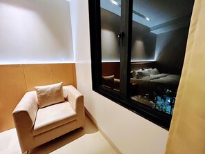 Quarto superior, vista para a cidade | Escrivaninha, espaço de trabalho para notebook, quartos à prova de som