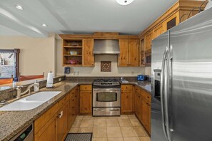 Fridge, microwave, oven, stovetop - 2 Bedroom Penthouse Condo at the Lodge at Mountaineer Square, Hot Tub and Pool (Crested Butte)