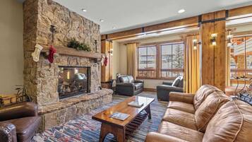 Fernseher, Kamin, Arbeitsbereiche