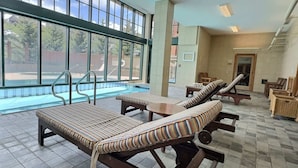 Un espace aménagé au bord de la piscine, avec des chaises longues et une vue sur la piscine.