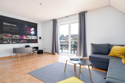 90 qm Gemütliches Heimkino mit Balkon & Beamer