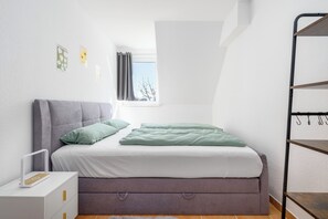2 bedrooms, iron/ironing board, WiFi, bed sheets - 90 sqm Cozy home cinema with balcony & projector (Kassel)