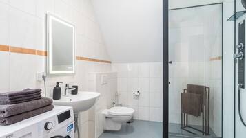Haartrockner, Handtücher, Seife, Toilettenpapier