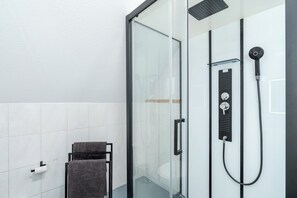 Hair dryer, towels, soap, toilet paper - 90 sqm Cozy home cinema with balcony & projector (Kassel)