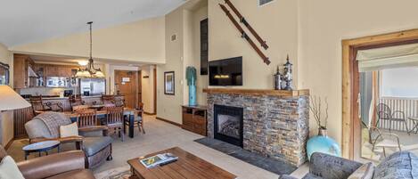 Televisie, een open haard en een kantoor