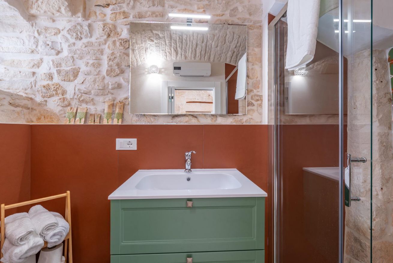 Dusche, kostenlose Toilettenartikel, Haartrockner, Handtücher