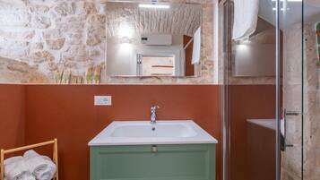 Dusche, kostenlose Toilettenartikel, Haartrockner, HandtĂŒcher