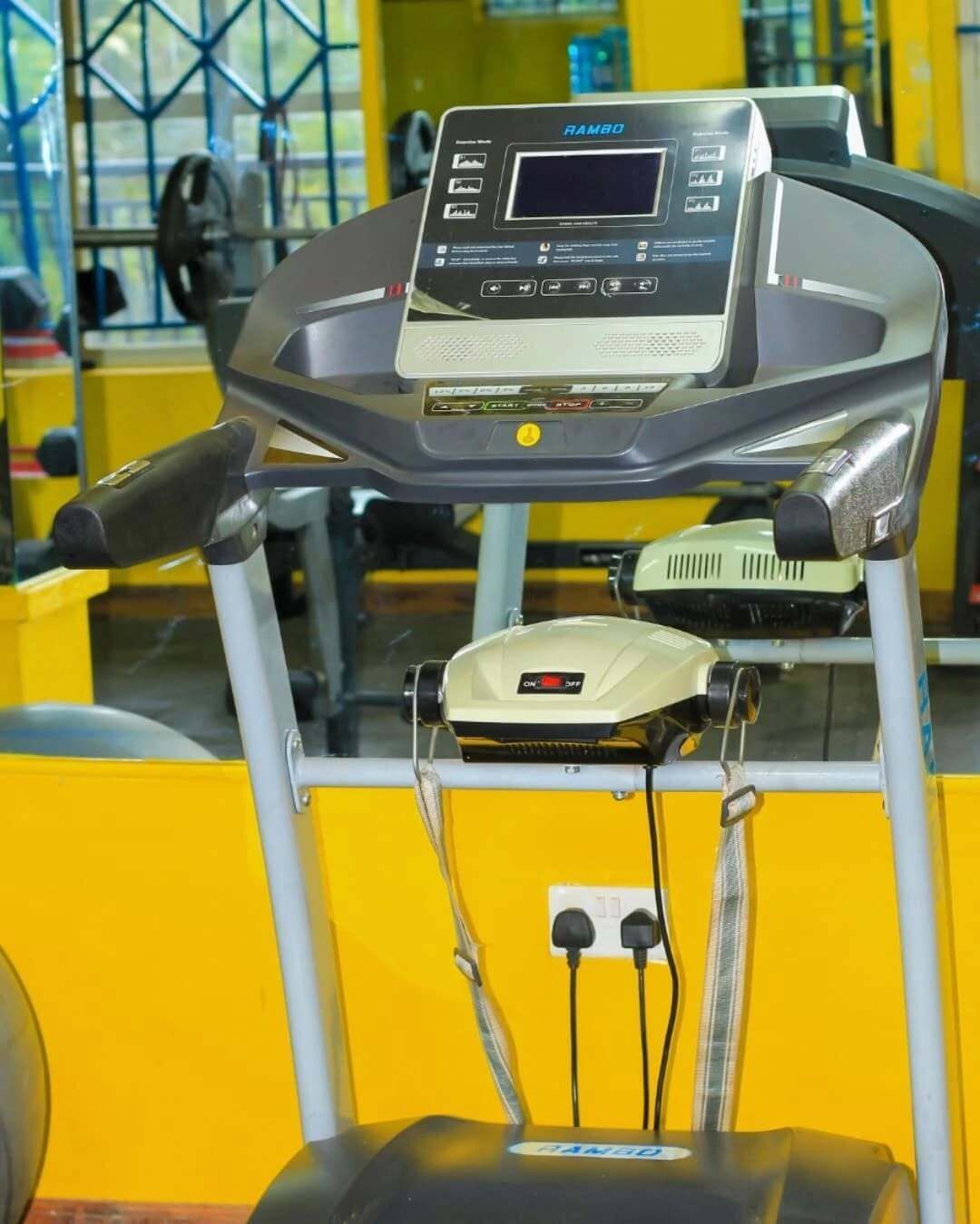 Una cinta de correr con pantalla digital, panel de control y características de seguridad.