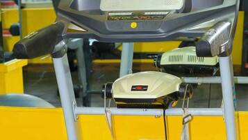 Una cinta de correr con pantalla digital, panel de control y características de seguridad.