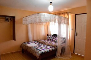 Deluxe dubbelrum - utsikt mot trädgården | Gratis wi-fi och sängkläder