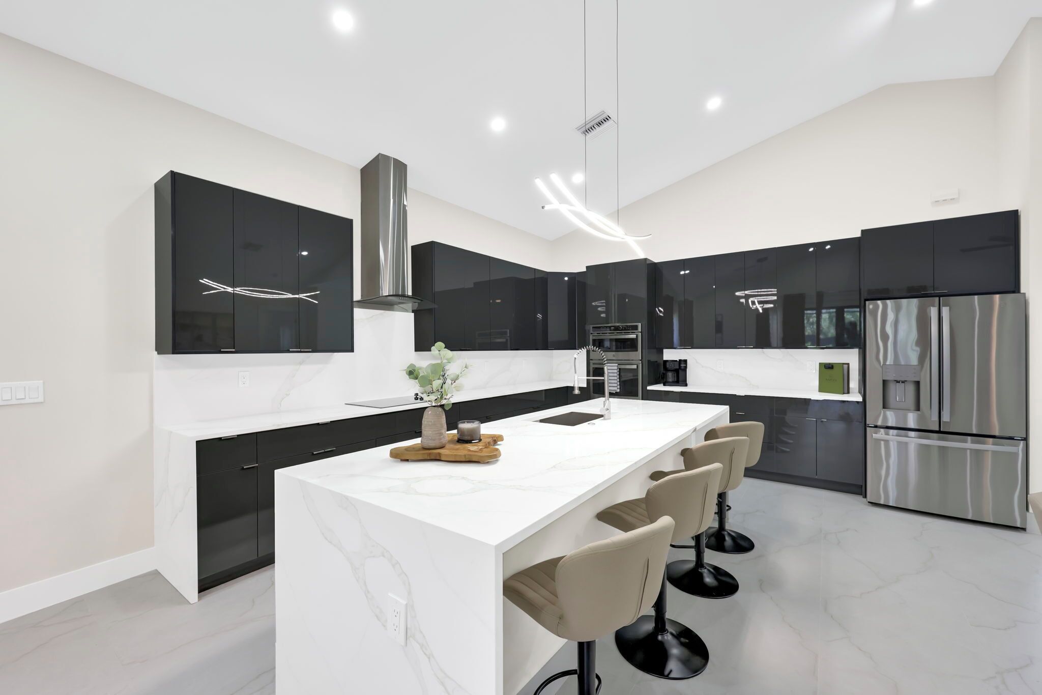 ثلاجة، ميكروويف، ماكينة لصنع القهوة/الشاي، محمصة خبز