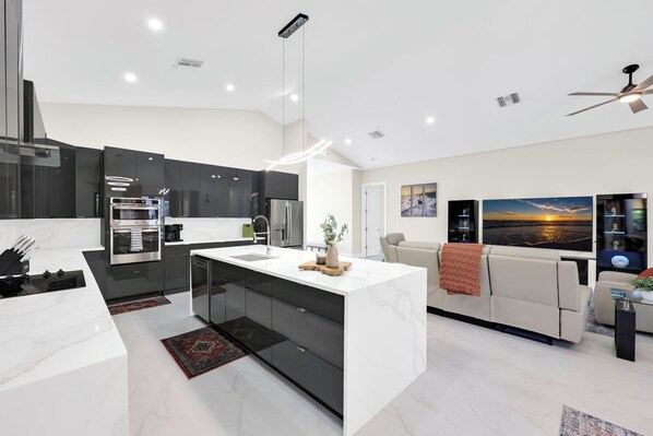 Kühlschrank, Mikrowelle, Wasserkocher mit Kaffee-/Teezubehör, Toaster