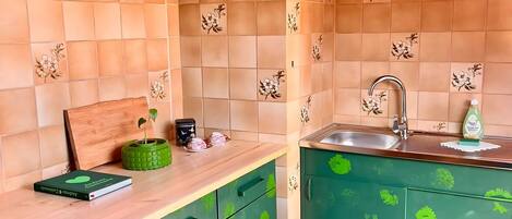 Geladeira, fogão, cooktop, cafeteira/chaleira