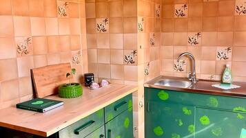 Kühlschrank, Ofen, Herdplatte, Wasserkocher mit Kaffee-/Teezubehör