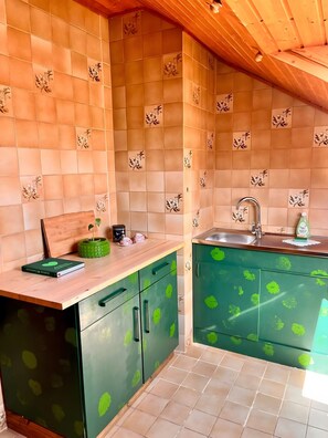 Kühlschrank, Ofen, Herdplatte, Wasserkocher mit Kaffee-/Teezubehör