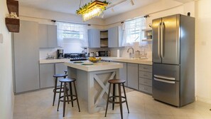 Micro-ondes, four, plaque de cuisson