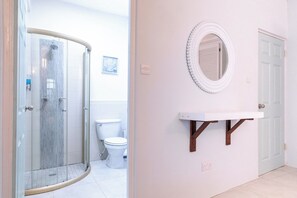 Douche, sèche-cheveux, serviettes fournies, savon