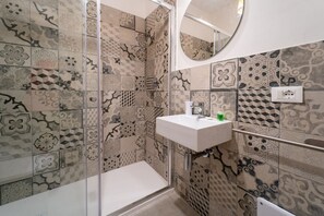 Douche, sèche-cheveux, bidet, serviettes fournies