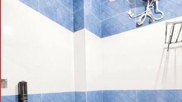 Dusche, kostenlose Toilettenartikel, HandtĂŒcher, Seife