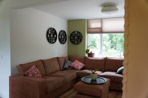 Smart TV, books - Cozy 4-person house with spacious garden, including use of sauna and jacuzzi (Ophemert)