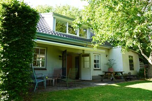 Exterior - Cozy 4-person house with spacious garden, including use of sauna and jacuzzi (Ophemert)