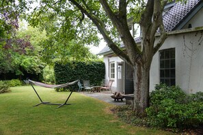 Terrace/patio - Cozy, complete 4 person house with spacious garden in the Betuwe, central NL (Ophemert)