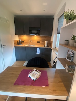 Geladeira, micro-ondas, cooktop, lava-louças