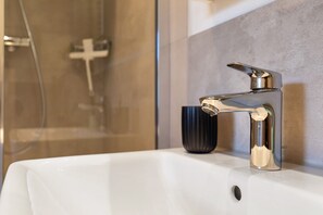 Een douche, een haardroger, handdoeken