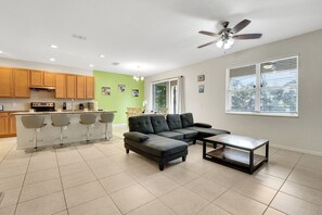 Casa, 6 habitaciones | Zona de estar | Una Smart TV