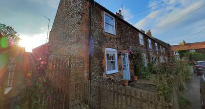 Pretty Norfolk Cottage 5 min drive to the beach and 5 min walk to the pub!