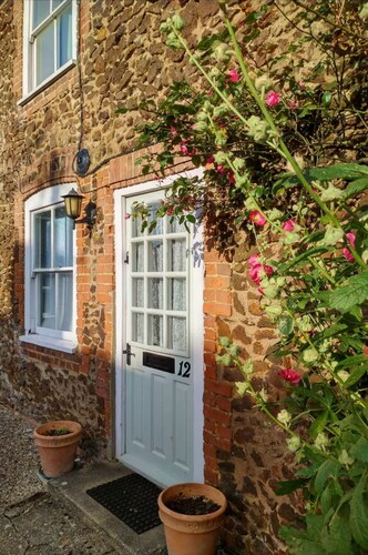 Pretty Norfolk Cottage 5 min drive to the beach and 5 min walk to the pub!