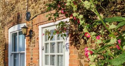 Pretty Norfolk Cottage 5 min drive to the beach and 5 min walk to the pub!