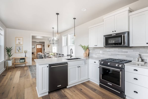 House, 4 Bedrooms | Private kitchen | Fridge, oven, coffee/tea maker, toaster
