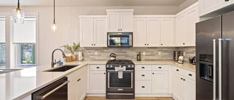 House, 4 Bedrooms | Private kitchen | Fridge, oven, coffee/tea maker, toaster