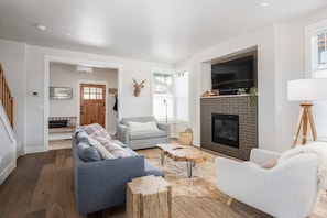 House, 4 Bedrooms | Living area