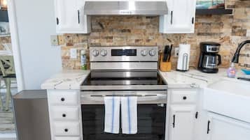 Condo, 2 quartos | Cozinha privada | Geladeira, fogão, cafeteira/chaleira, torradeira