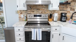 Condo, 2 phòng ngủ | Bếp riêng | Tủ lạnh, lò nướng, dụng cụ pha cà phê/trà, lò nướng bánh mì
