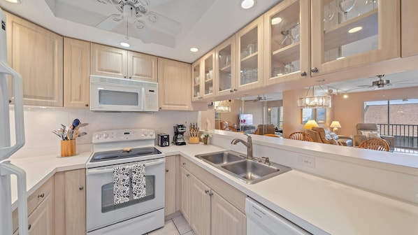 Condo, 2 quartos | Cozinha privada | Geladeira, fogão, cafeteira/chaleira, torradeira